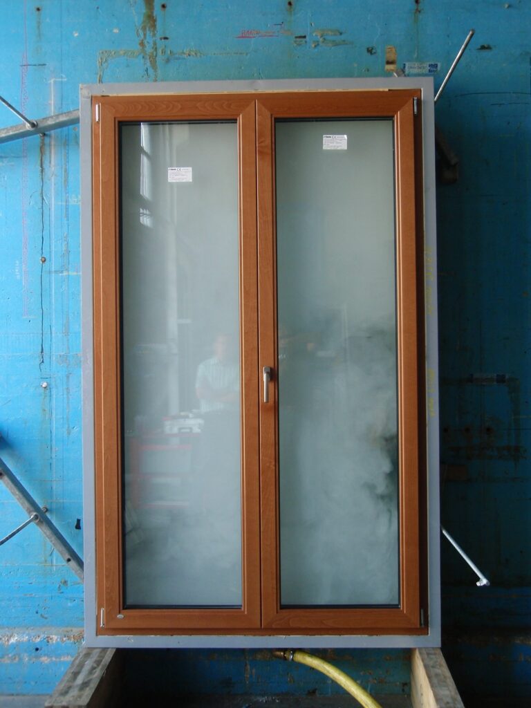 fattore solare g: immagine di finestra Alulen in alluminio legno