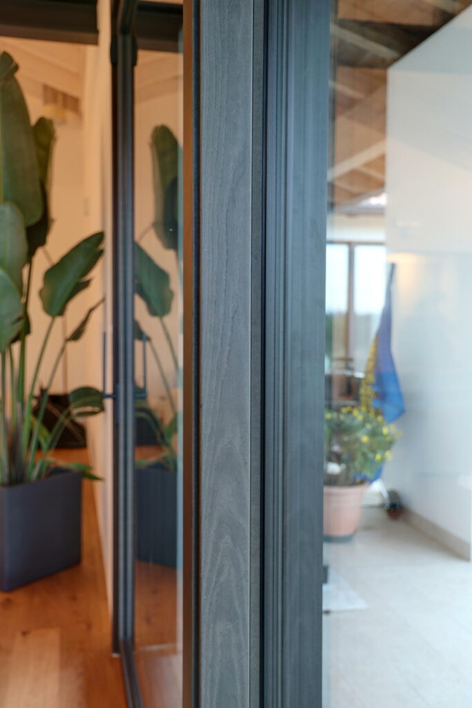 infissi in alluminio legno di alulen installato in un soggiorno