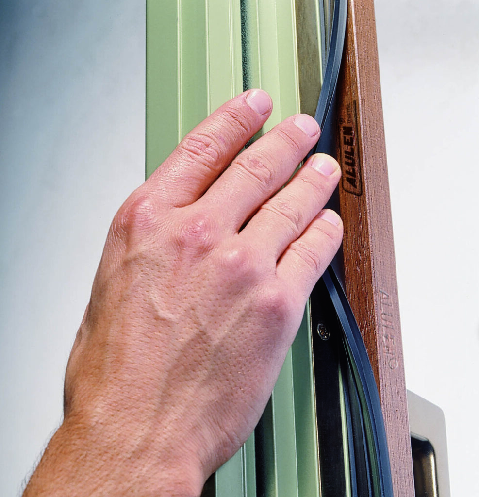 dettaglio del timbro alulen su un serramento in alluminio legno